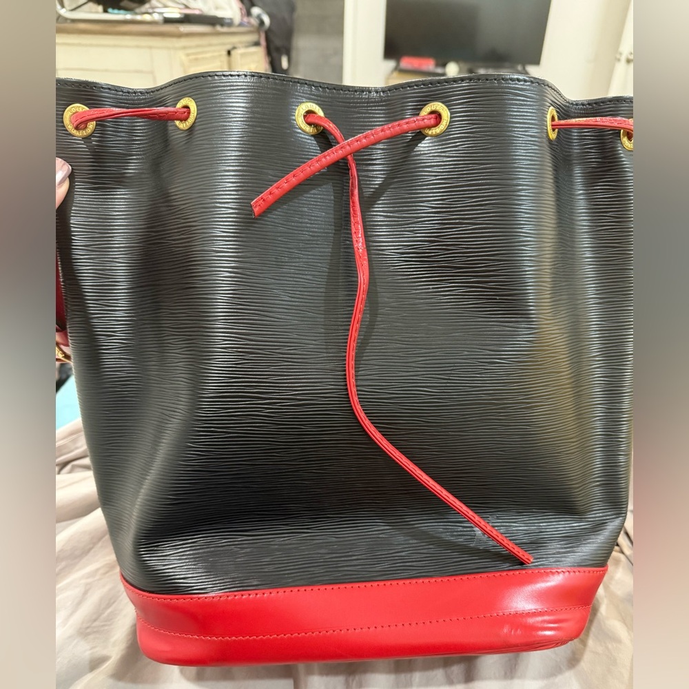 Louis Vuitton Epi leather Noe GM Black and Red